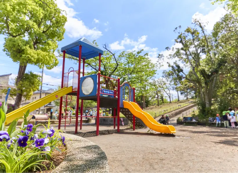 緑が広がる公園の遊具